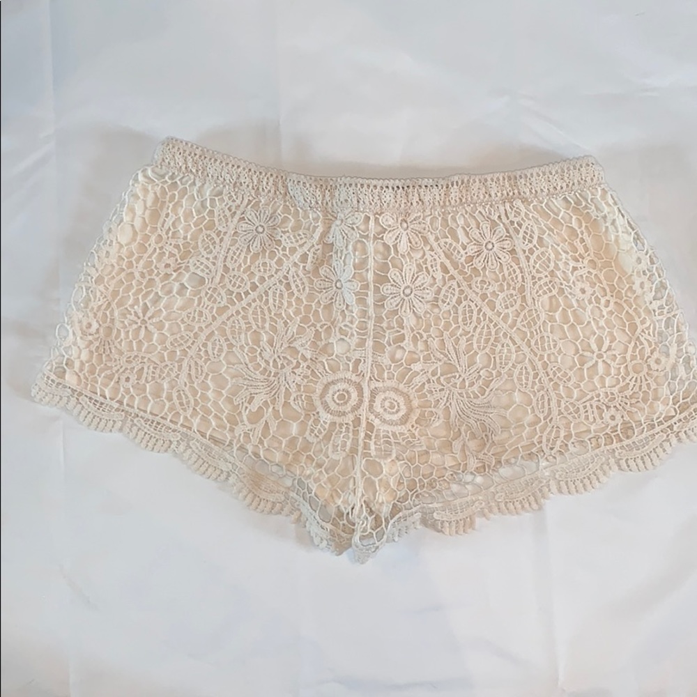 Cream crotchet shorts - Picture 2 of 3